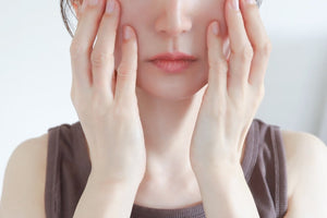 「顔がなんか臭う…？」気になる“顔のニオイ”の原因と対策とは